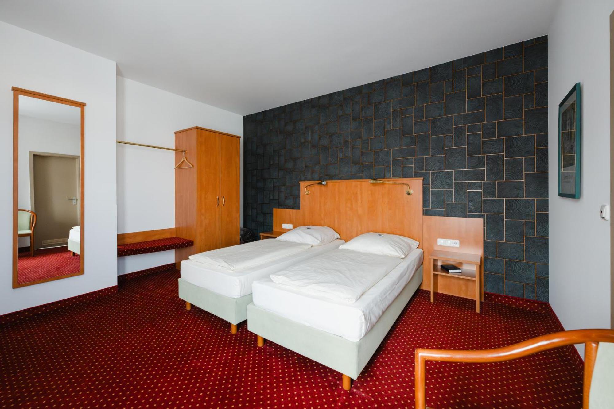 Hotel Mirage ดุยส์บูร์ก ภายนอก รูปภาพ