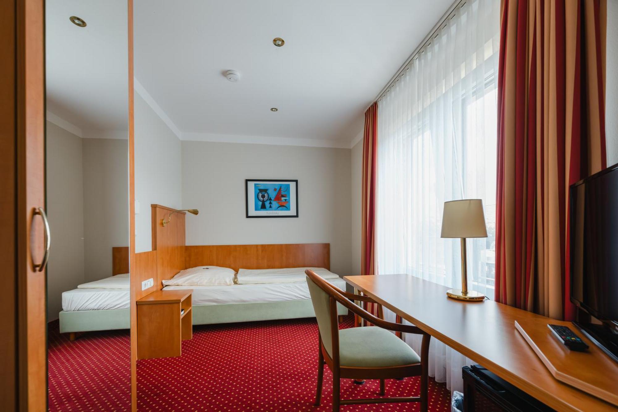 Hotel Mirage ดุยส์บูร์ก ภายนอก รูปภาพ